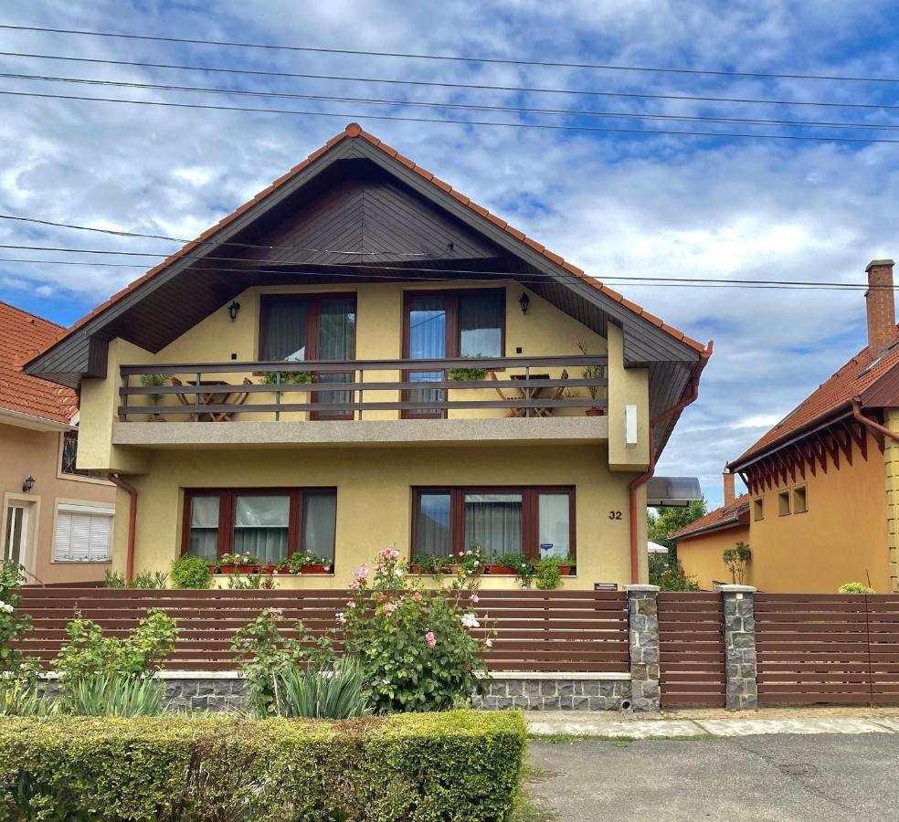 Arpad Apartman ハイデゥソボスロー エクステリア 写真